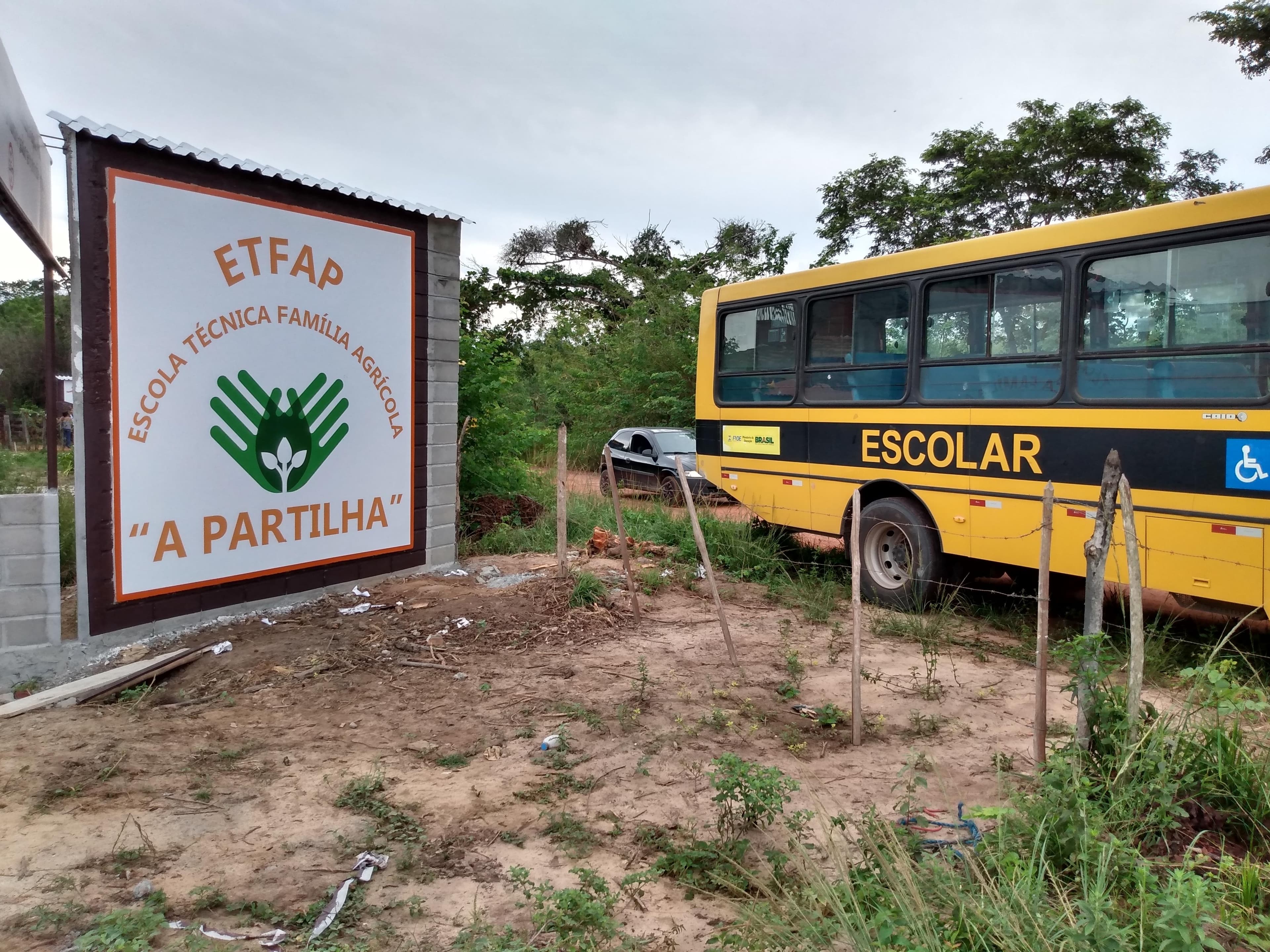 Entrada da ETFAP com identidade visual da escola.