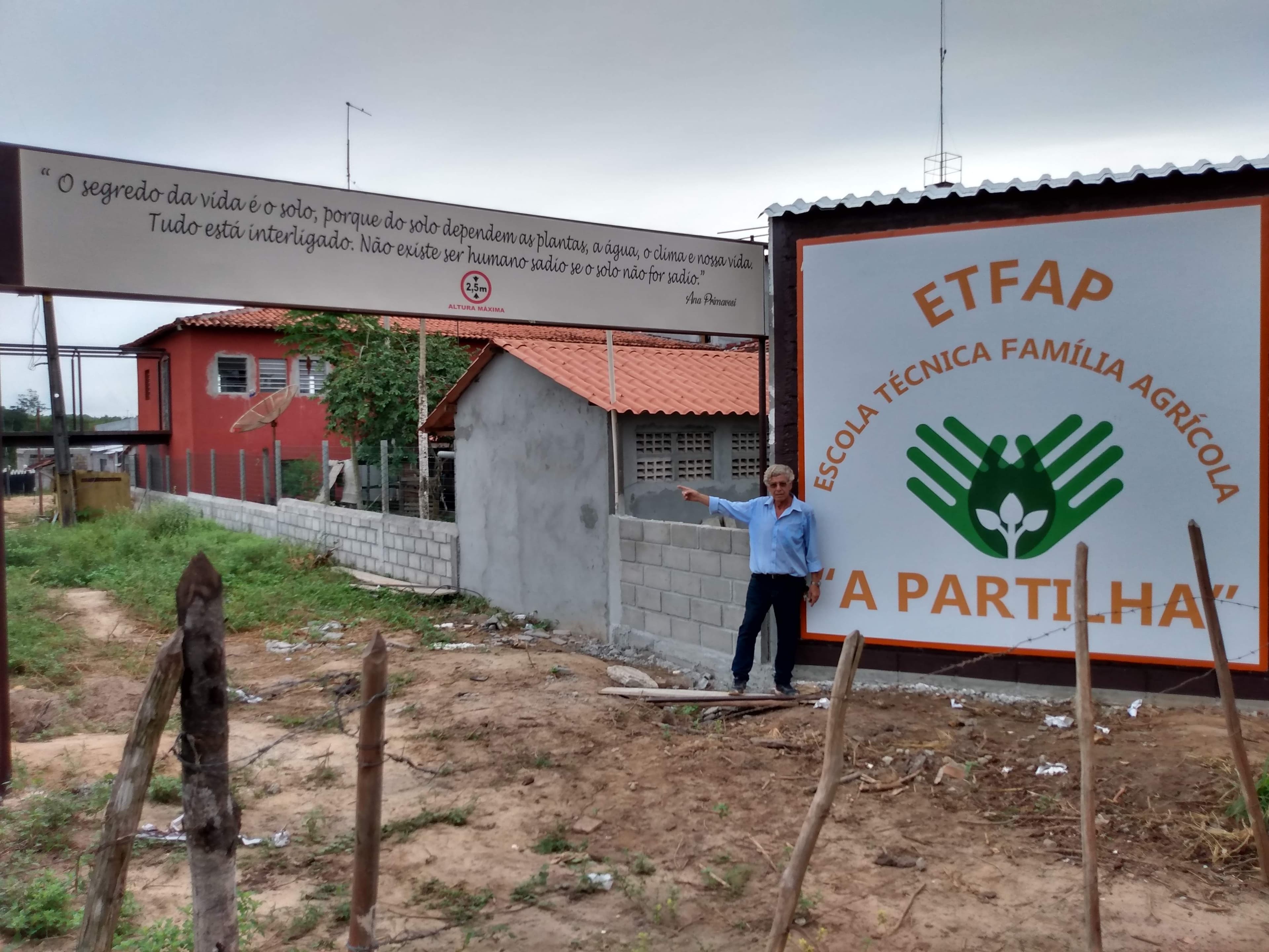 Equipe e comunidade em encontro institucional na ETFAP.